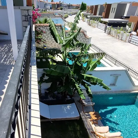 Havuzlu Tas Ev Сasa de vacaciones Çeşme